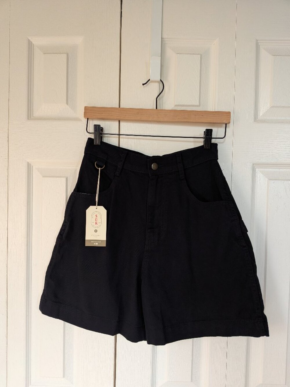 Black high-waisted shorts with waist cinch - Picture 2 of 8
